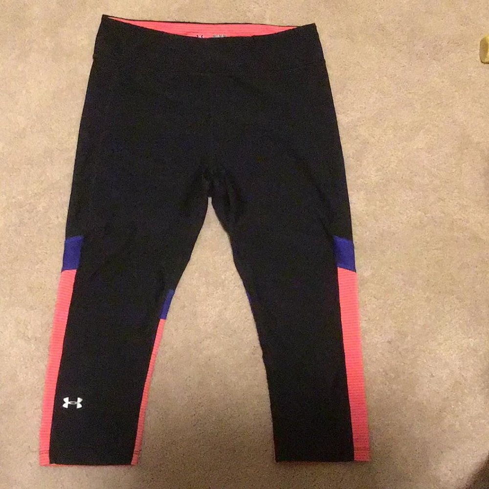 Under Armour Heat Gear Misses  black compression capris, size MD